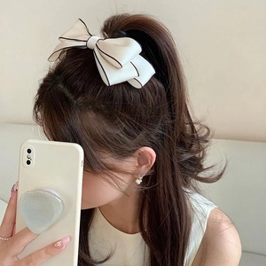 Elegante fermaglio per capelli bianco panna con fiocco e bordo nero, accessorio chic e sobrio