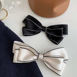 Eleganti fermagli per capelli con fiocco in bianco e nero e bordi a contrasto alla moda
