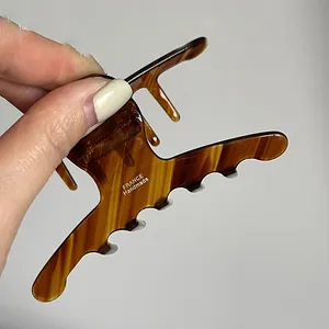 Dettaglio della pinza per capelli a guscio di tartaruga con scritta France Handmade
