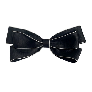 Elegante fermaglio per capelli a fiocco nero con bordo argento e trama satinata su bianco