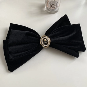 Barrette nœud géant en velours noir français avec centre en perle rétro élégante