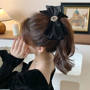 Barrette à nœud géant en velours noir avec centre perle et rose pour femme