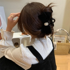 Pince à cheveux élégante en velours noir avec nœud papillon, perle et détails dorés