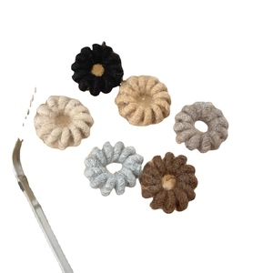 Lot de six élastiques à cheveux fleurs en tricot aux tons terre pour coiffures d'hiver