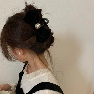 Pince à cheveux élégante avec nœud en velours noir et décor perle sur cheveux