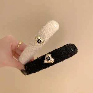 Eleganti cerchietti in tweed con fibbia a cuore dorata e dettaglio numero 5 nero e bianco