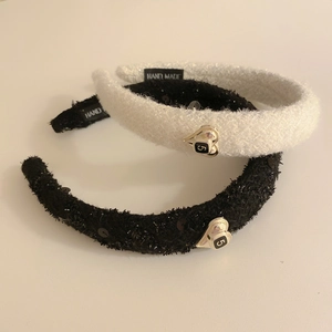 Set di cerchietti in tweed elegante nero e bianco con ciondoli a cuore e paillettes