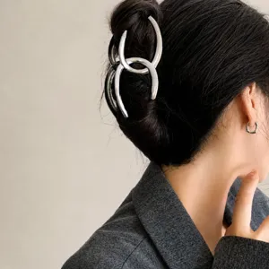 Elegante molletta per capelli grande in metallo argento con orecchini a lobo quadrati abbinati