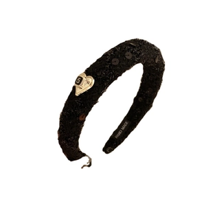 Elegante cerchietto in tweed nero con paillettes e ciondolo a cuore con numero 5