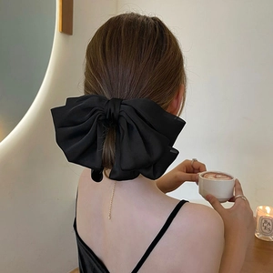Barrette à cheveux avec grand nœud noir élégant pour femme en tissu satiné de qualité