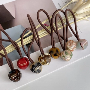 Gros plan de pendentifs en cœur avec lettrage France Handmade sur des chouchous élastiques