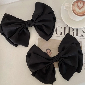 Barrette à cheveux élégante avec grand nœud en satin noir et tissu en soie multicouche