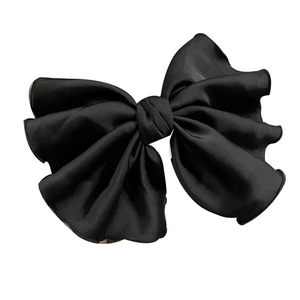 Barrette à cheveux élégante avec grand nœud en satin noir et couches de tissu plissé