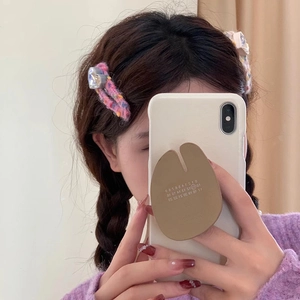 Barrette à cheveux BB en tricot rose avec strass portée par un mannequin en mode selfie