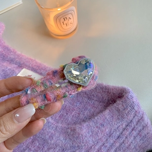 Détail de la pince BB en tricot rose avec cristal en forme de cœur et esthétique hiver