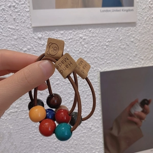 Vintage Perlen Haargummis Set mit bunten Kunstharzperlen und handgemachten Bären-Labels