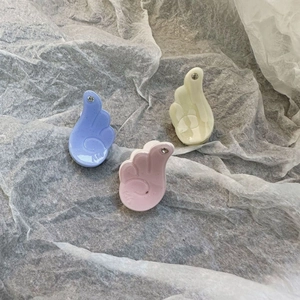 Fermagli creativi a forma di cuore in blu, rosa e crema con strass luccicanti ed eleganti