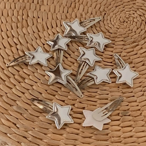 Lot de onze barrettes à cheveux en forme d'étoile argentée style Y2K sur fond tissé
