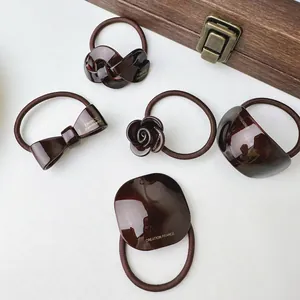 Lot de 5 chouchous marron chocolat avec breloques fleurs et nœuds en résine de style français