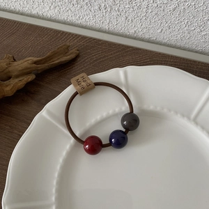 Elastisches Perlen-Haargummi mit glänzenden Perlen in Weinrot, Marine und Dunkelgrau