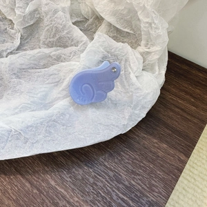 Dettaglio mini molletta per capelli ad ala lavanda con strass a stella e incisione AM