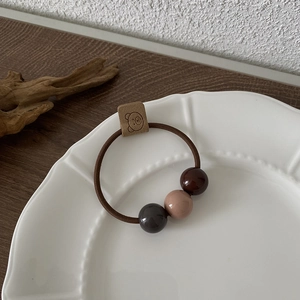 Retro elastisches Haargummi mit drei braunen Harzperlen und süßem Bären-Lederetikett