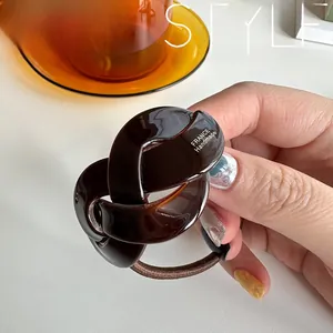 Détail de l'élastique à cheveux torsadé marron chocolat avec gravure France Handmade