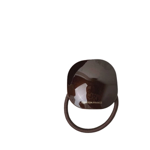 Élastique à cheveux marron chocolat avec breloque en acétate et étiquette dorée