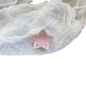 Pinza per capelli a stella rosa in acetato con strass bianchi e testo lar. inciso
