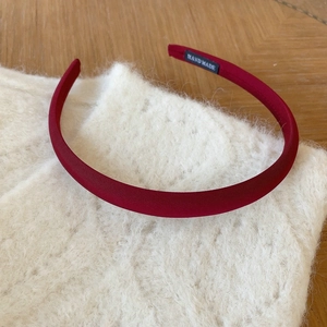 Serre-tête bordeaux élégant avec finition satinée fait main sur tricot blanc doux