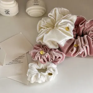 Coleteros de terciopelo de calidad en blanco y rosa con dijes de logo dorado