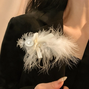 Barrette élégante en plumes d'autruche blanches avec camée cœur argenté et cristaux brillants