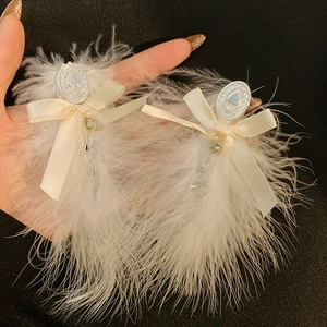 Paire élégante de pinces à cheveux en plumes d'autruche avec nœuds en satin blanc