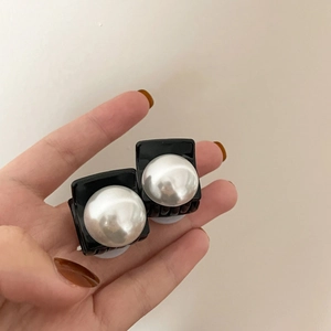 Set of two vintage French mini hair clips with large white pearls and black glossy finish