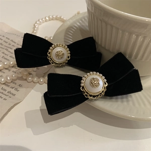 Elegante vintage zwarte fluwelen haarstrikken met parels en rozen decoratie