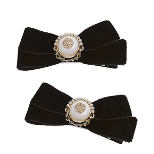 Elegante zwart fluwelen haarspeldjes met vintage parelmoer roos op een witte achtergrond