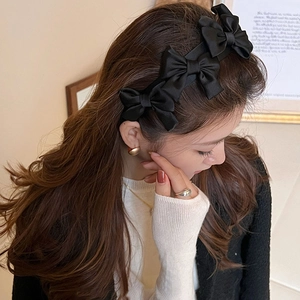 Serre-tête élégant en satin de soie noir avec trois grands nœuds au style rétro