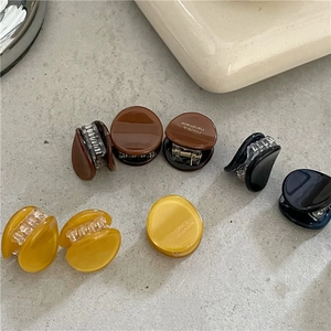 Vue détaillée des mini pinces à cheveux en acrylique avec lettrage France Handmade