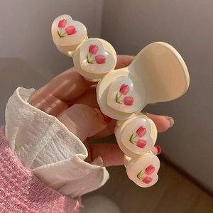 Dettaglio della pinza per capelli cuore tulipano con molla e decorazioni floreali