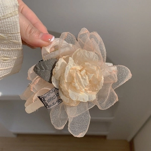 Eleganter großer Kamelien-Haarclip mit rosa Organza-Blüten und handgefertigtem Label