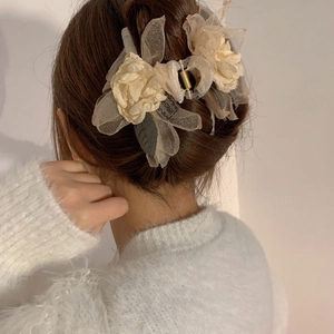 Eleganter cremefarbener Haarclip aus Stoff mit Spitzenflügeln und Blumenverzierung