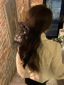 Dettaglio macro di un grande fermaglio per capelli con fiocco in organza nera