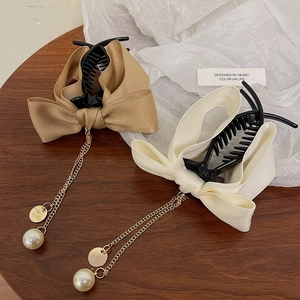 Elegant bow hair claws with hanging pearls and golden chains in khaki and cream white