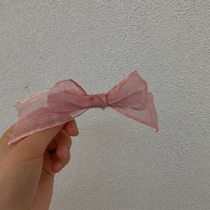 Barrette à cheveux avec nœud en organza rose doux et design multicouche translucide