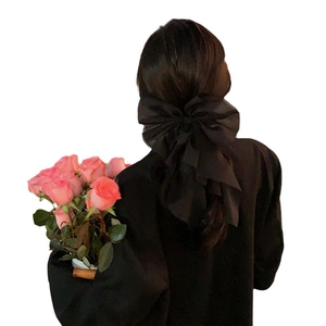 Grande pince à cheveux élégante avec nœud en tulle noir pour femme sur cheveux bruns