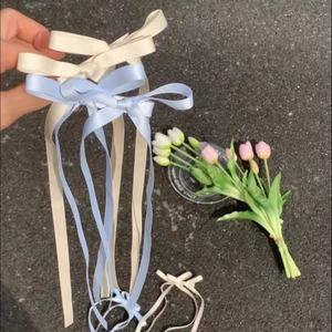 Pince à cheveux élégante en satin avec de longs rubans en blanc crème et bleu clair