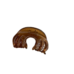 Grande pince à cheveux translucide marron avec design en arc pour cheveux épais