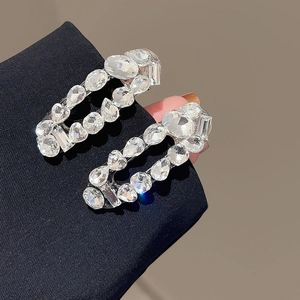 Barrette à cheveux argentée avec strass ovales et en poire sur tissu foncé élégant