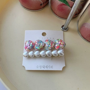 Detail of Korean hair clip featuring colorful resin hearts and white faux pearls