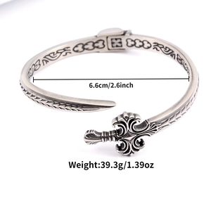 Détails d'un bracelet vintage en acier inoxydable avec gravures de croix et dimensions